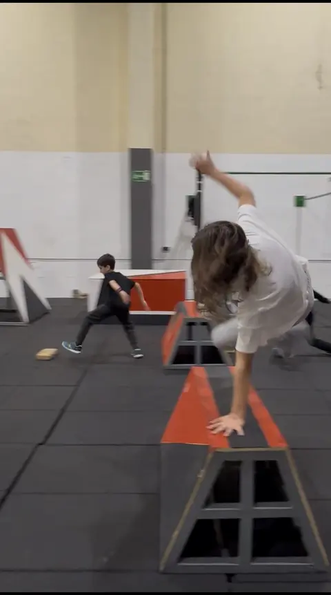 Alumno practicando parkour sobre un obstáculo en R-evolution School.