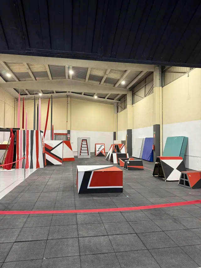 Zona interior de Parkour con obstáculos, colchonetas y telas aéreas en R-evolution School Picanya.