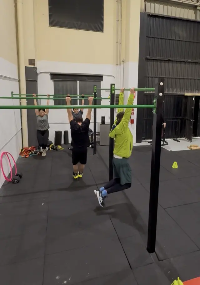 Grupo entrenando suspensiones en las barras de R-evolution School Picanya.